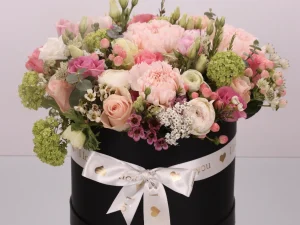 Flowerbox I love you, een box met verschillende bloemen gestoken in een blok oase. De kleuren van de bloemen zijn roze, lichtroze en zalmroze. Deze flowerbox is ook leuk voor bijvoorbeeld moederdag