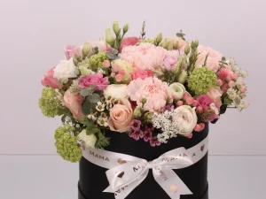 Flowerbox I love you, een box met verschillende bloemen gestoken in een blok oase. De kleuren van de bloemen zijn roze, lichtroze en zalmroze. Deze flowerbox is ook leuk voor bijvoorbeeld moederdag