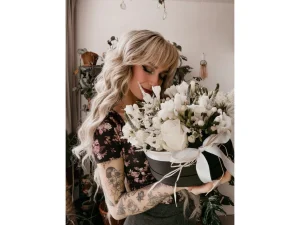 Flower box white big diverse witte bloemen gestoken in een box met oase.