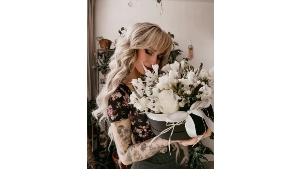 Flower box white big diverse witte bloemen gestoken in een box met oase.