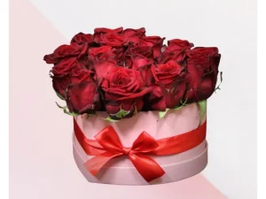 Flowerbox hart van rozen. Een box met rode rozen, gestoken in een stuk oase. Mooi voor de liefde of